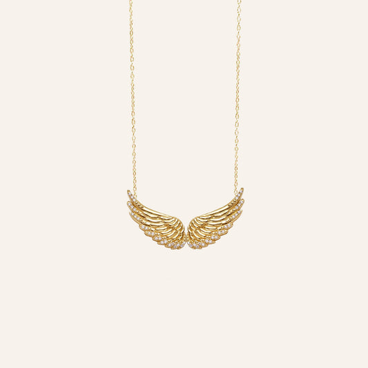Colar de malha fina em prata 925 banhada a ouro com pendente de asas cravejadas.