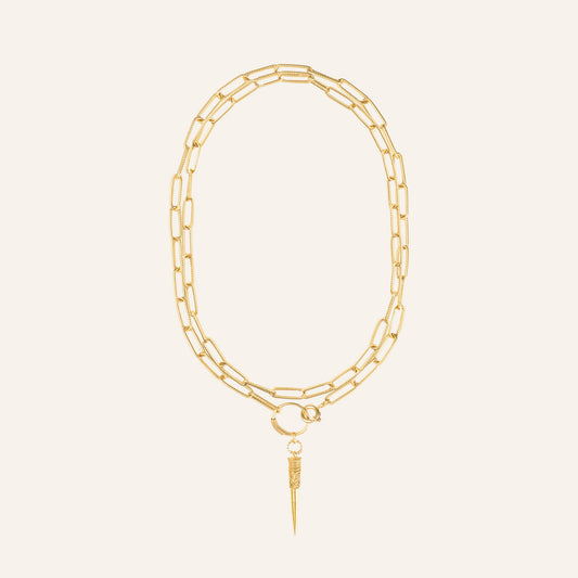 Colar longo em prata 925 trabalhada com banho de ouro e pingente alongado.