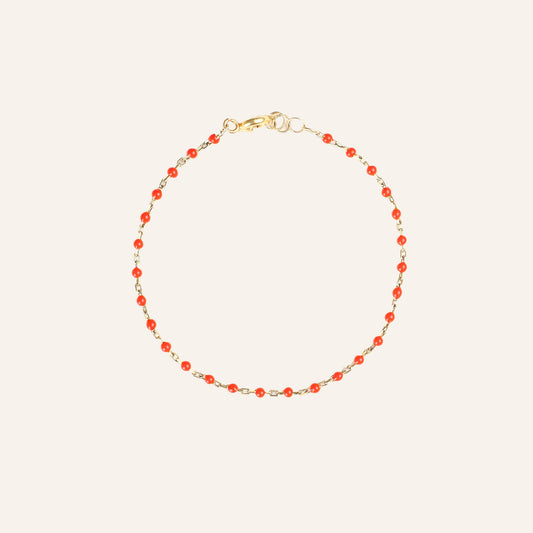 Pulseira fina em prata 925 banhada a ouro com bolinhas vermelhas em resina