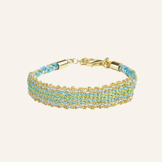 Pulseira larga em prata 925 banhada a ouro entrançada com fio têxtil azul